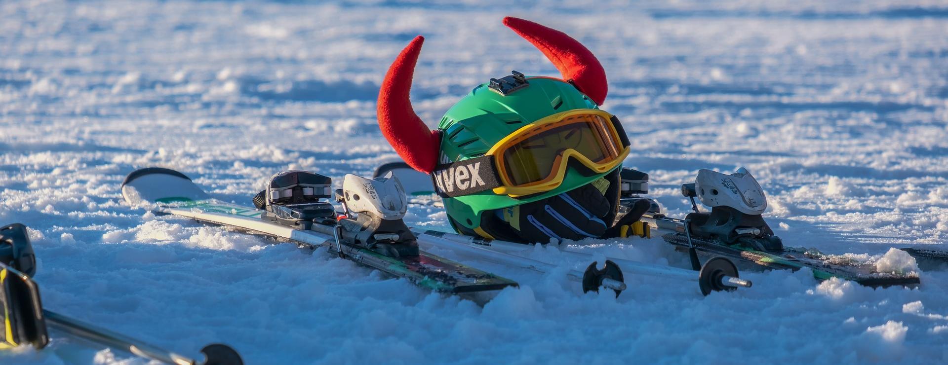 Skiausrüstungsgeschäft -Skiausrüstungsgeschäft winter 4735812 1920